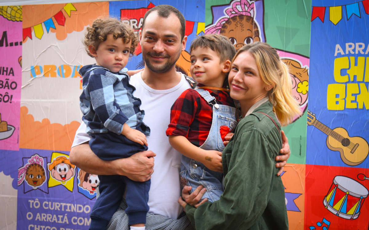 Eduardo Sterblitch, o sobrinho, o filho e sua mulher 