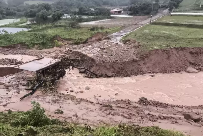 Chuvas obrigam quase oito mil pessoas a deixarem casas no RS