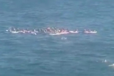 Vídeo: Bombeiros resgatam praticantes de stand-up paddle no mar do Leme durante rajadas de vento