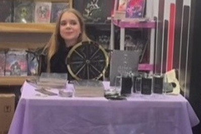 Autora comove com sessão de autógrafos vazia na Bienal do Livro