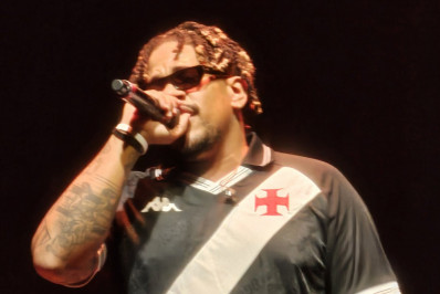Rapper Luccas Carlos 'vaza' nova camisa do Vasco em show; veja