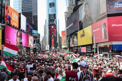 Torcida do Fluminense 'invade' Times Square e faz festa com bandeiras