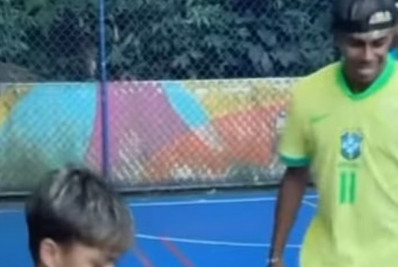 Com a camisa do Brasil, Yamal joga futebol com crianças na Rocinha; veja