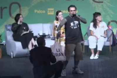 Homem invade palco e interrompe bate-papo com Marina Lima em evento literário 