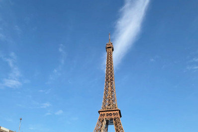 Em Paris, Marcos Mion celebra aniversário ao lado da mulher