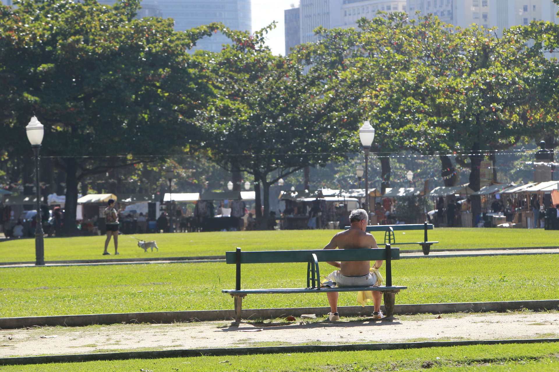 Movimentação na Praça Paris, na Glória, Zona Sul do Rio de Janeiro, na manhã deste sábado (21). - Reginaldo Pimenta/Agência O Dia
