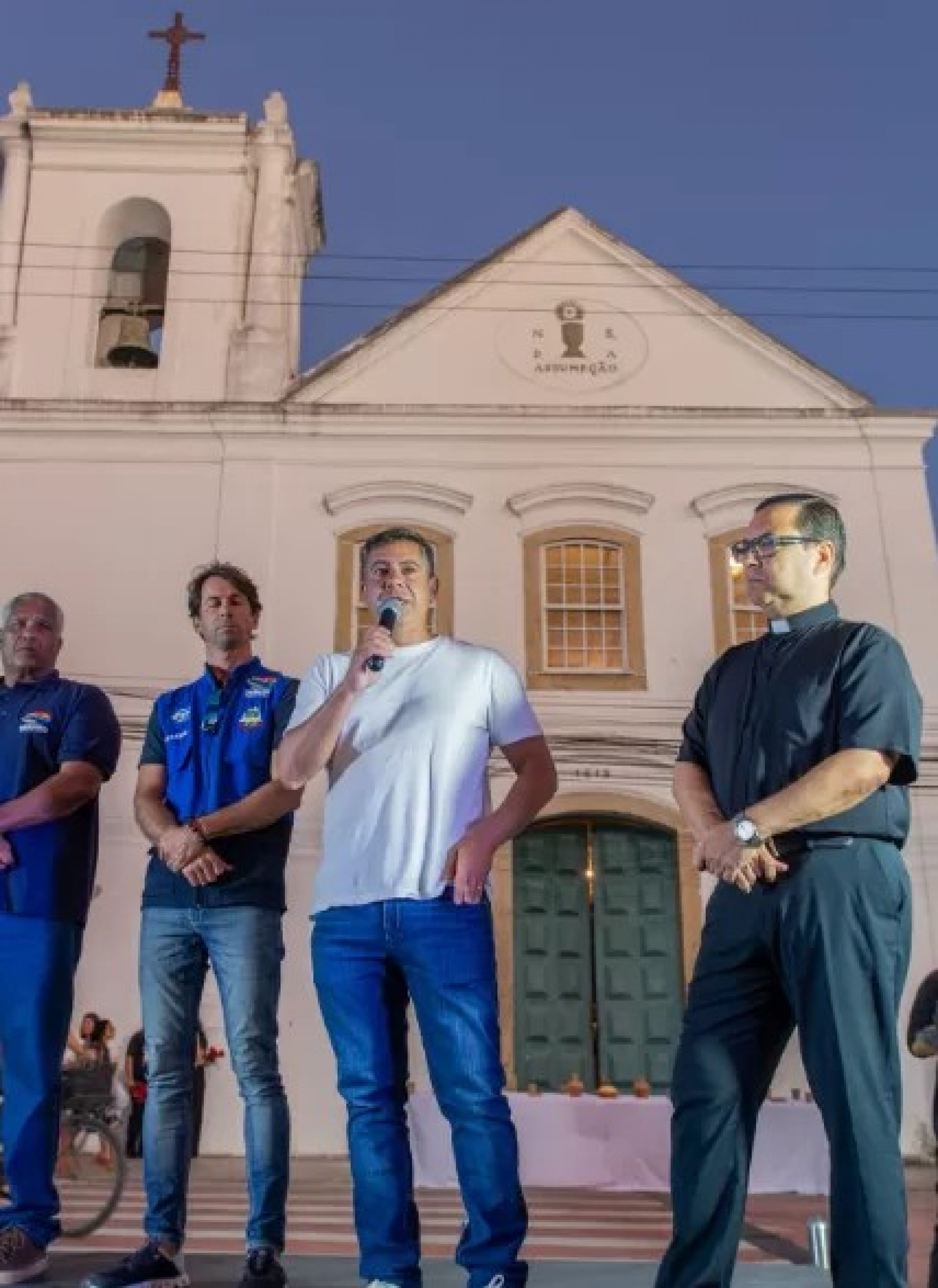 Prefeito Dr Serginho, secretários e o padre 