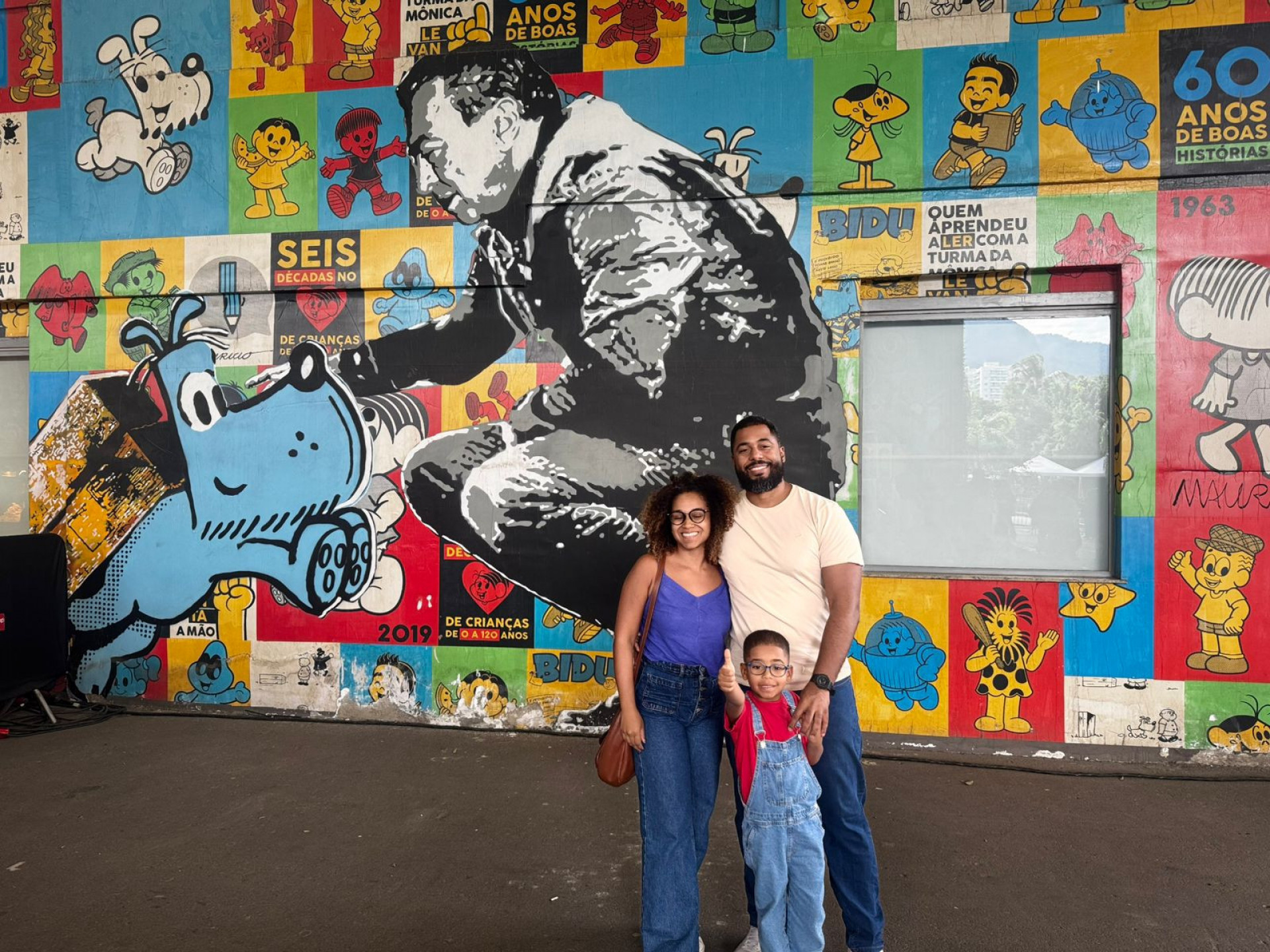 Vanessa Almeida, 39, e Fábio Alves, 28, trouxeram o filho de 5 anos à Bienal pela primeira vez - Gabriel Salotti / Agência O Dia