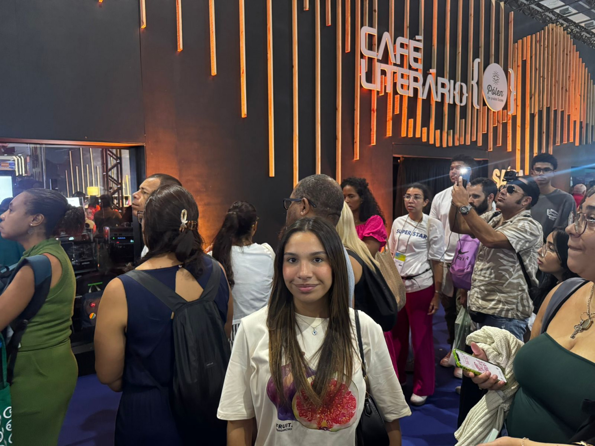 Sara Haranny, 21, veio de Natal para curtir a Bienal - Gabriel Salotti / Agência O Dia