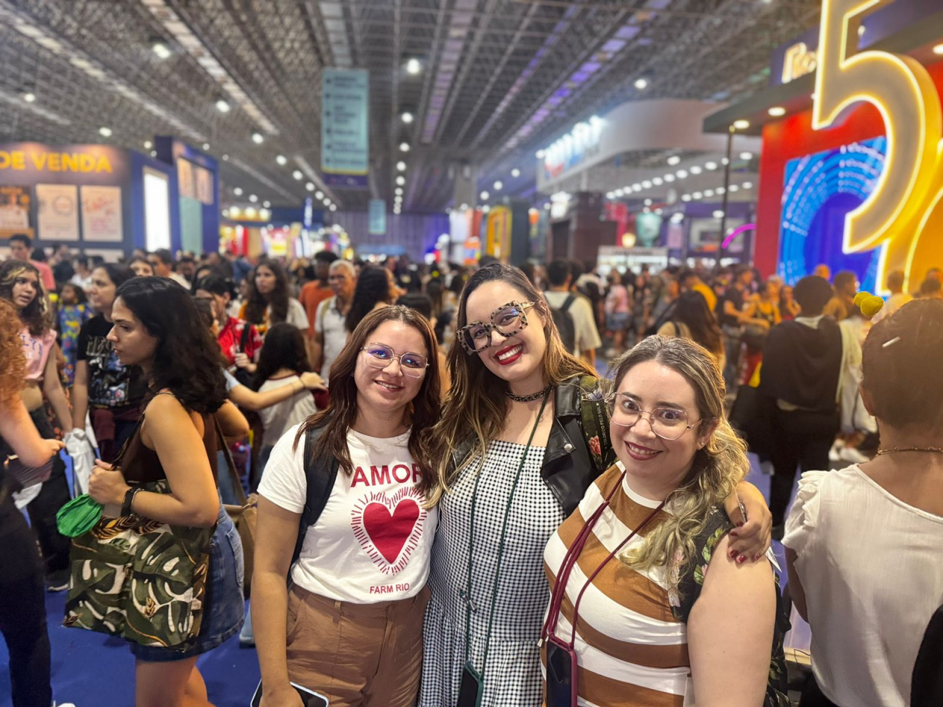 Fisioterapeuta Karina Robaina, 28, no centro, veio junto com as amigas - Gabriel Salotti / Agência O Dia