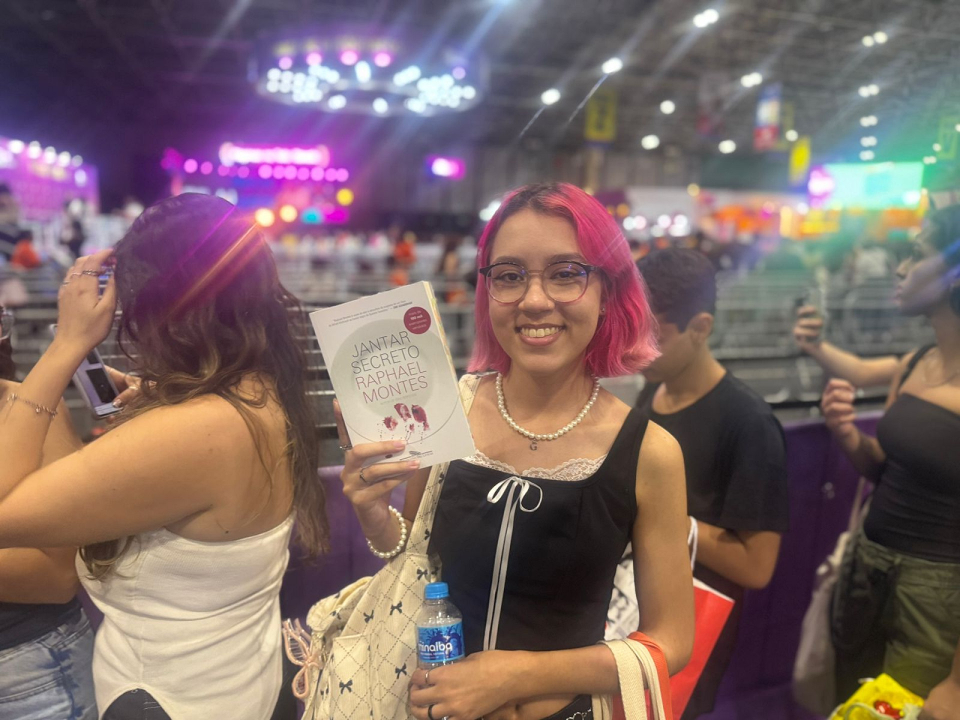 Giovanna Ximenes, 21, ficou na fila para pegar autógrafo do autor Raphael Montes - Gabriel Salotti / Agência O Dia