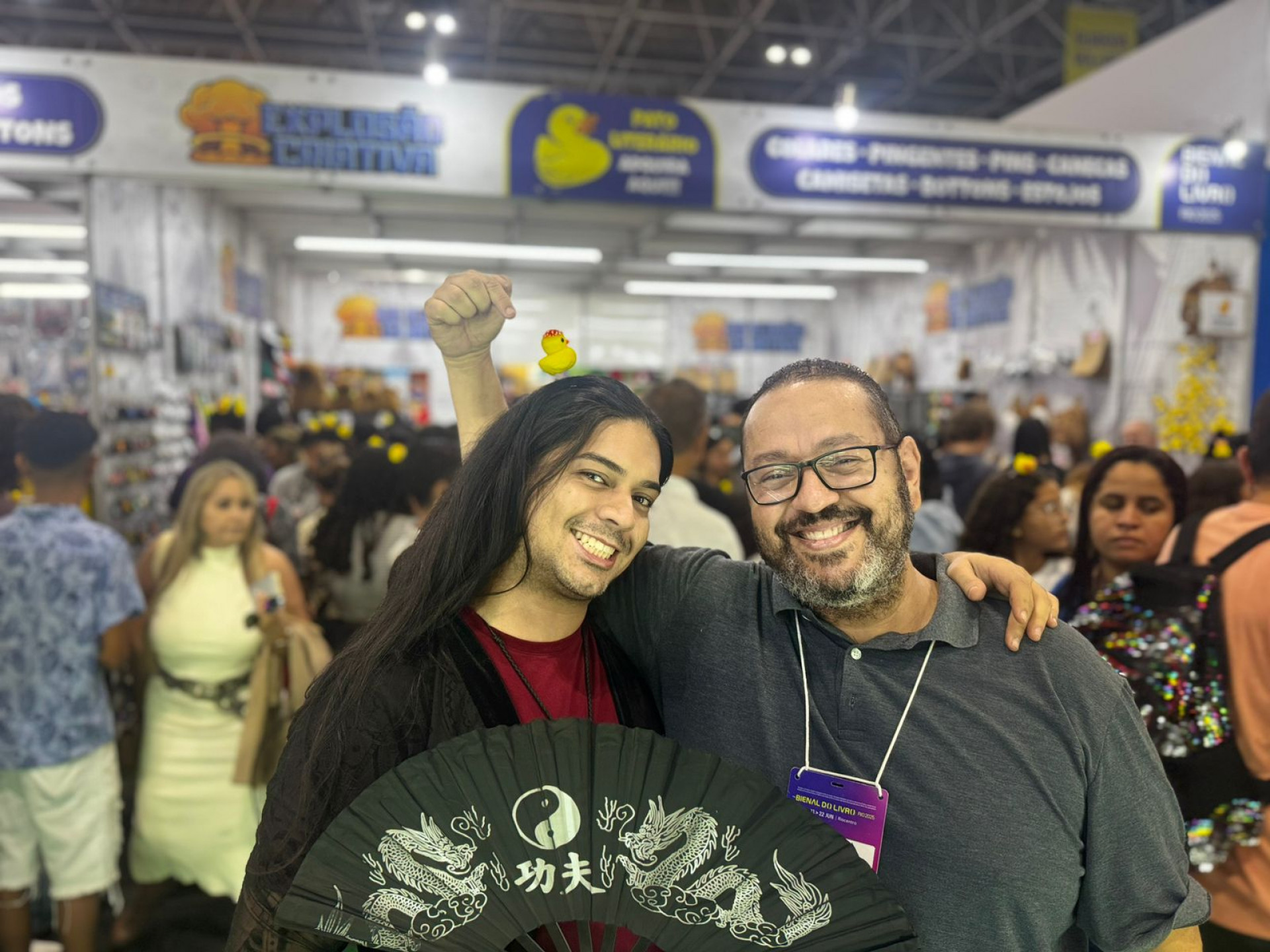 Magnolia Mhoew e Igor Barroso comemoram o sucesso das presilhas de patos - Gabriel Salotti / Agência O Dia