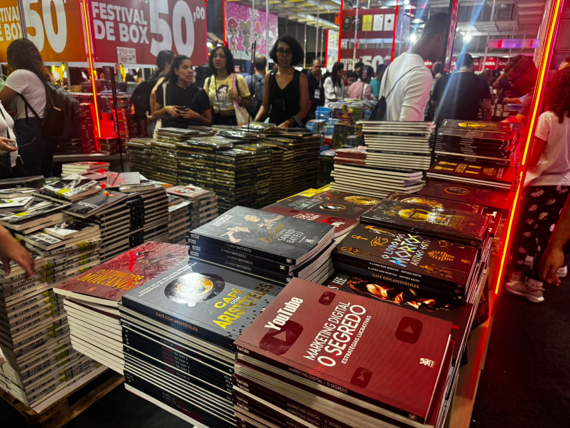 Estandes da Bienal ofereceram livros dos mais variados gêneros - Gabriel Salotti / Agência O Dia