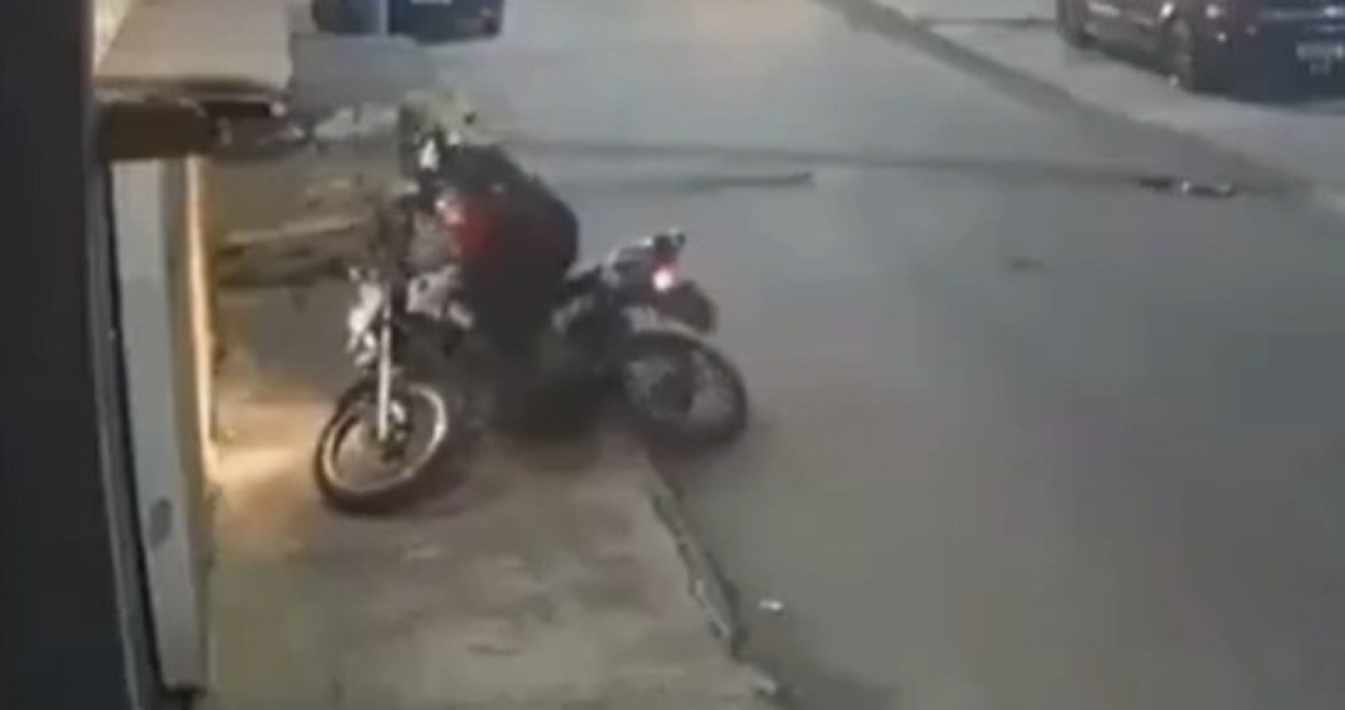 Motociclista caiu sob a cal&ccedil;ada ap&oacute;s ser baleado no Parque Santa Am&eacute;lia, em Belford Roxo