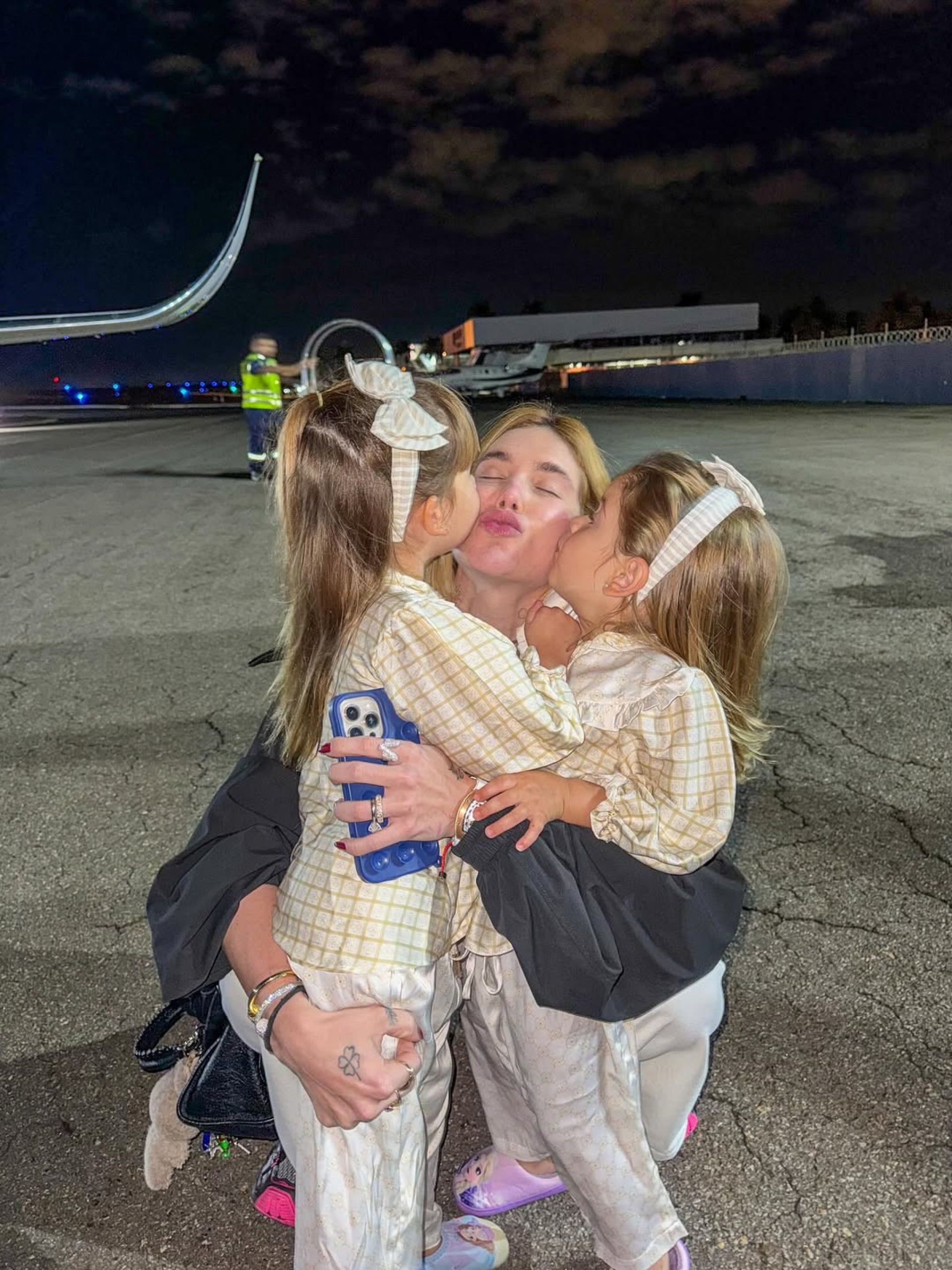 Virginia recebeu o carinho das filhas ao chegar em Goiânia - Reprodução/Instagram