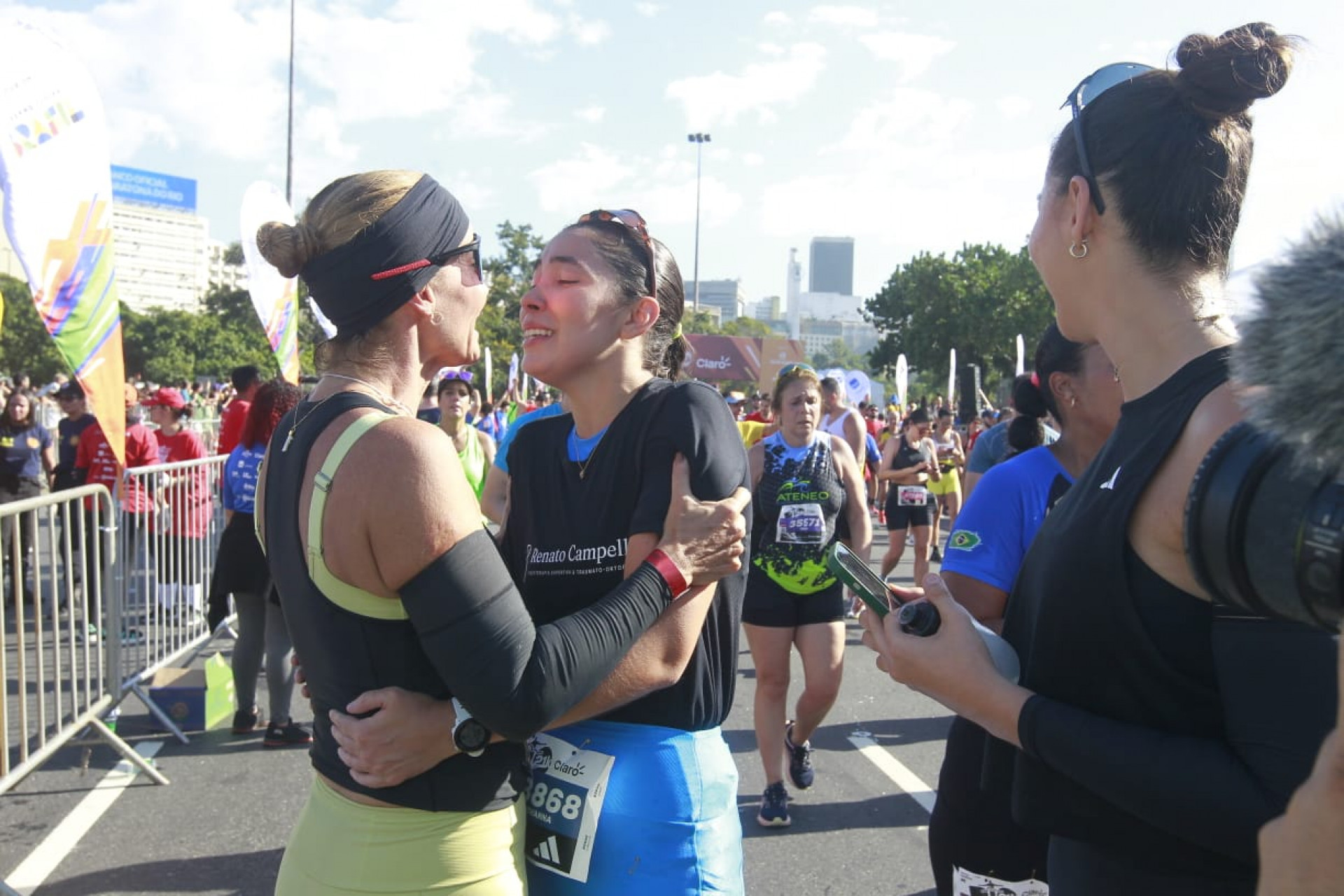 Chegada dos corredores foi marcada por muita emoção e choros - Reginaldo Pimenta/Agência O Dia
