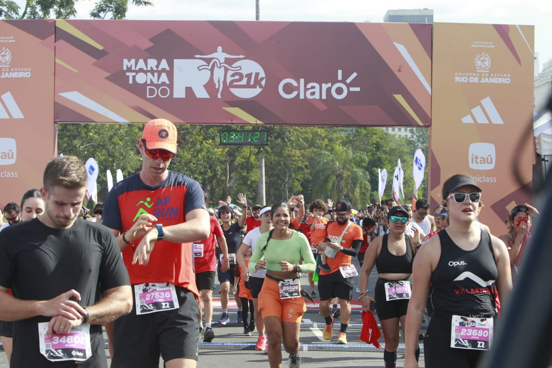 Chegada dos corredores foi marcada por muita emoção e choros - Reginaldo Pimenta/Agência O Dia