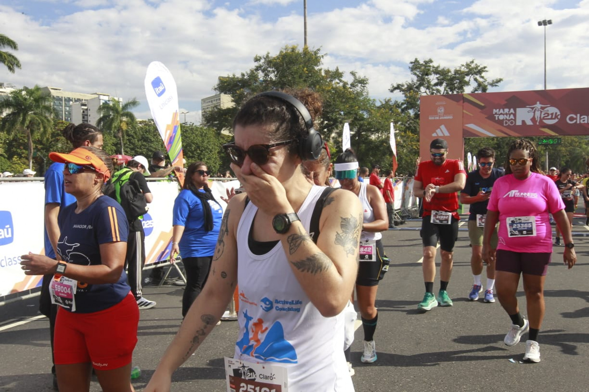 Chegada dos corredores foi marcada por muita emoção e choros - Reginaldo Pimenta/Agência O Dia