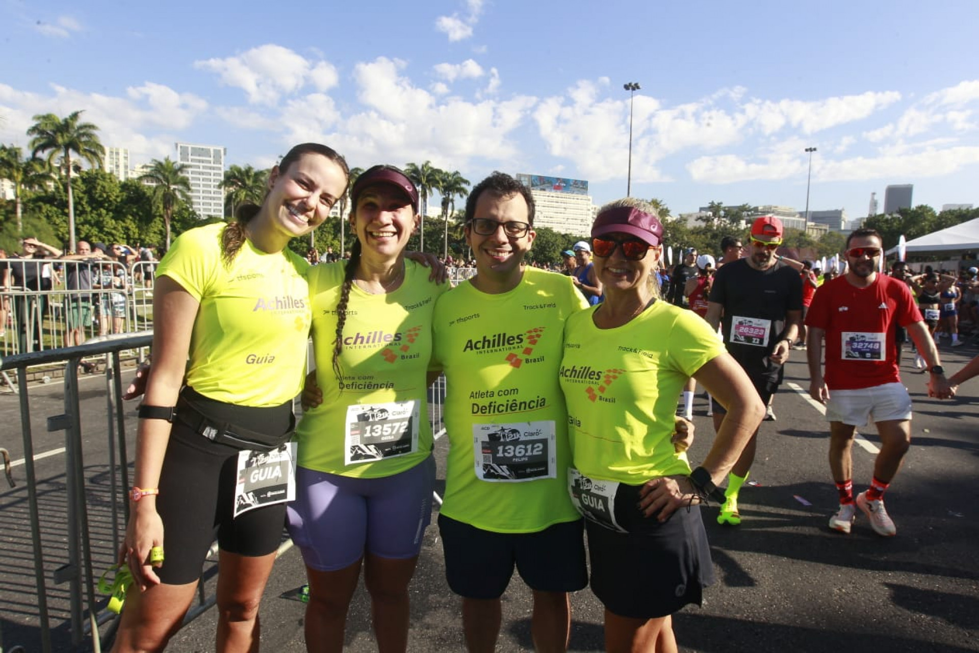 Casal de cegos, Filipe e Geisa, com a guia Luciana, após o fim da maratona - Reginaldo Pimenta/Agência O Dia