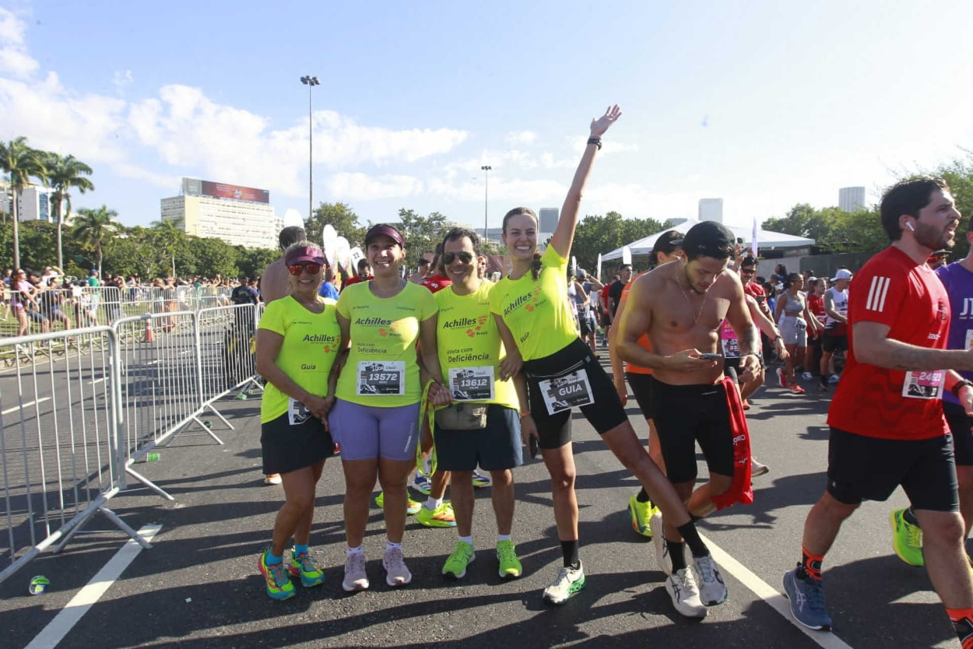 Casal de cegos, Filipe e Geisa, com a guia Luciana, após o fim da maratona - Reginaldo Pimenta/Agência O Dia