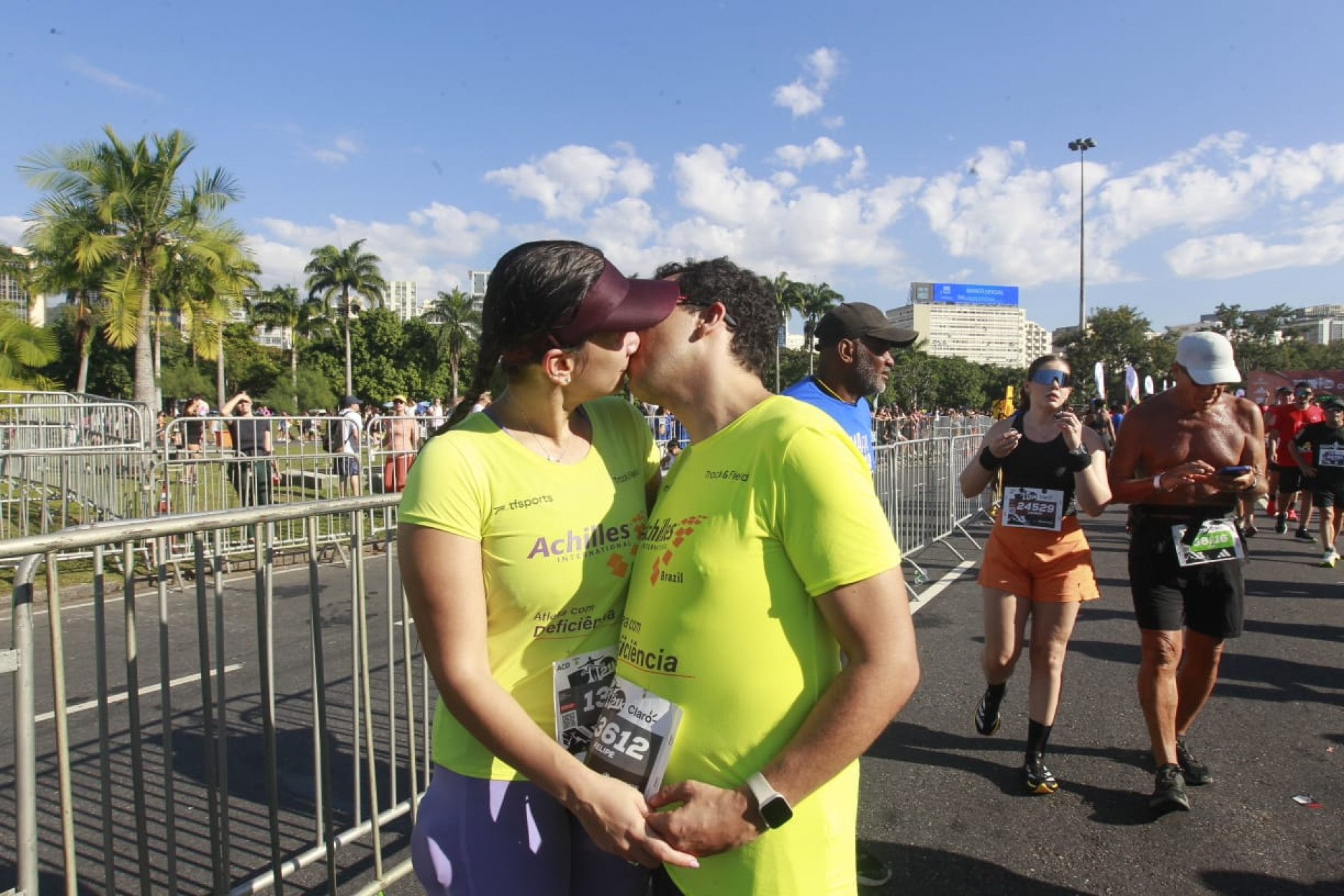 Casal de cegos aproveitou a corrida para fazer a despedida de solteiro - Reginaldo Pimenta/Agência O Dia