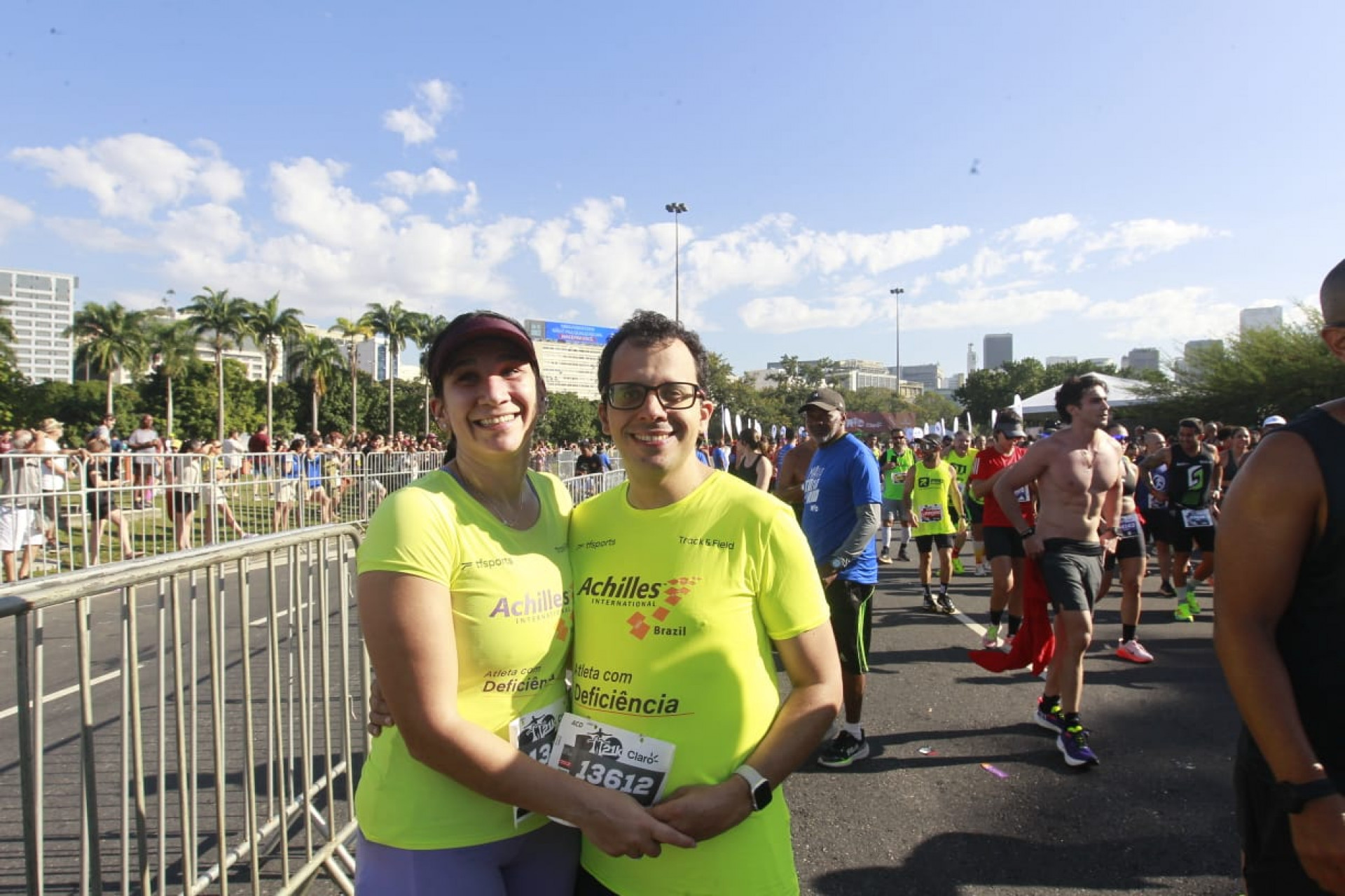 Casal de cegos aproveitou a corrida para fazer a despedida de solteiro - Reginaldo Pimenta/Agência O Dia