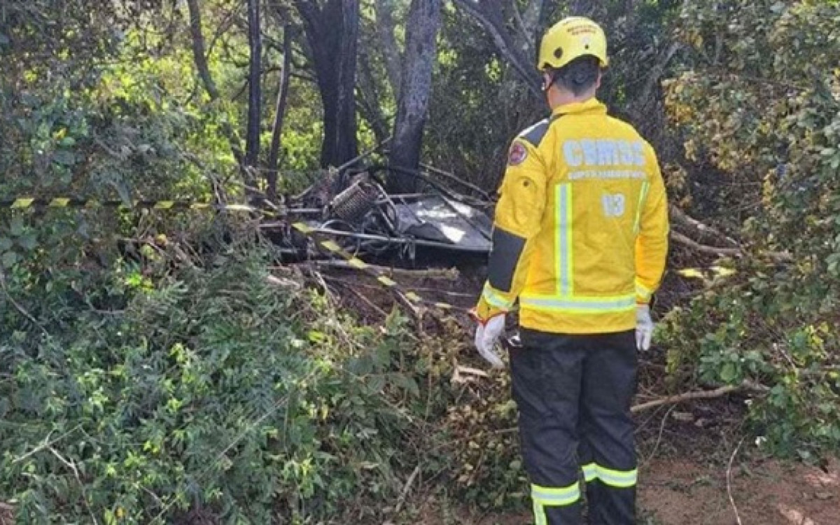 Parte dos destroços do balão caiu em uma área de mata em Praia Grande (SC)