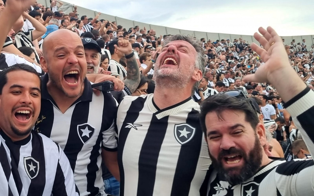 Fernando Kallás, segundo da esquerda para a direita, saiu da Espanha para assistir ao Botafogo na final da Libertadores, na Argentina
