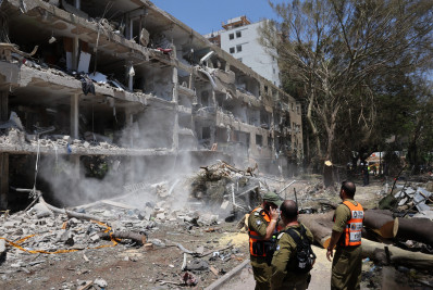 Israelenses acordam em meio a escombros após ataques iranianos