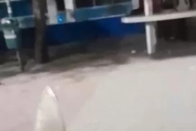 Homem é flagrado nu se golpeando com faca na Praça do Cova, em Arraial do Cabo