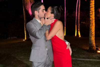 João Silva posa em clima de romance com namorada, e mão boba chama atenção