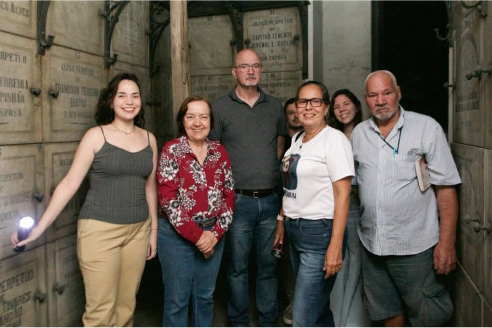 Visitantes percorrem o Cemitério da Penitência durante visita guiada noturna - Lia Maciel/Marketing Cemitério da Penitência