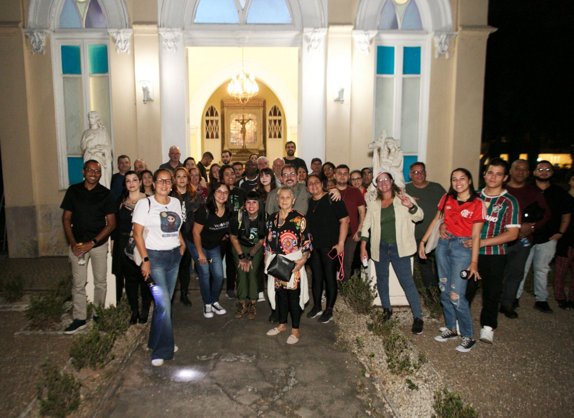 Visitantes percorrem o Cemitério da Penitência durante visita guiada noturna - Lia Maciel/Marketing Cemitério da Penitência