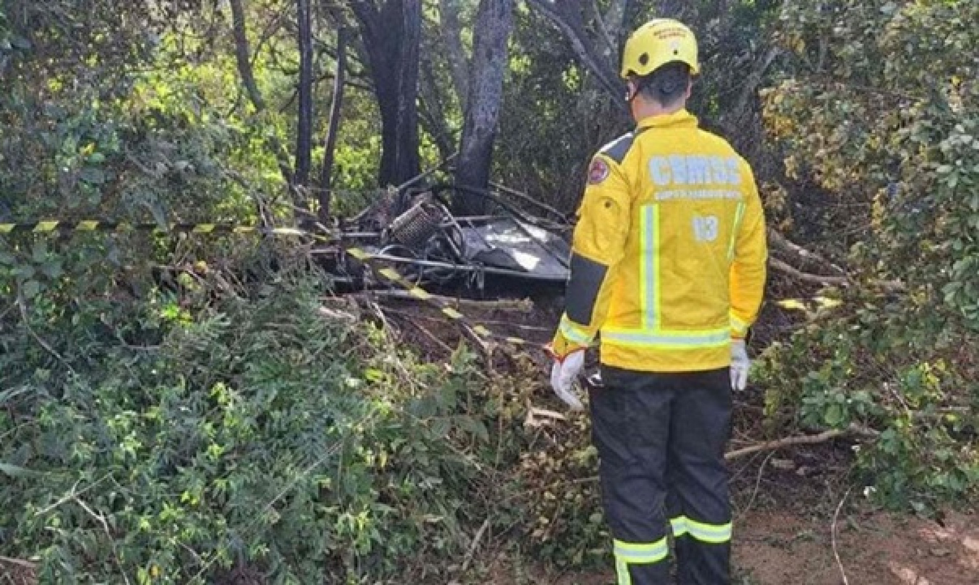 Parte dos destro&ccedil;os do bal&atilde;o caiu em uma &aacute;rea de mata em Praia Grande (SC) - CBM/Divulga&ccedil;&atilde;o
