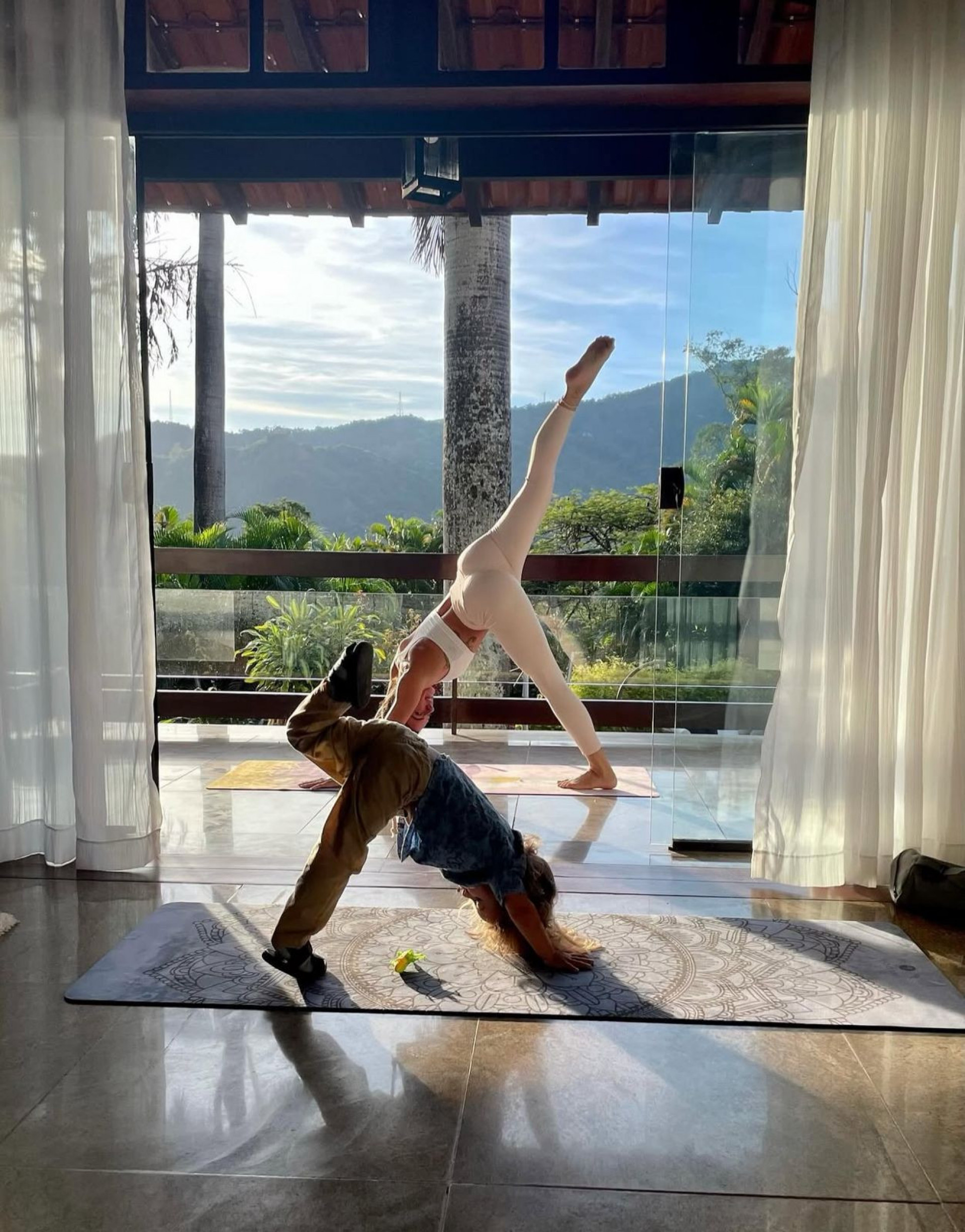 Isis Valverde exibe registros praticando yoga - Reprodução Instagram