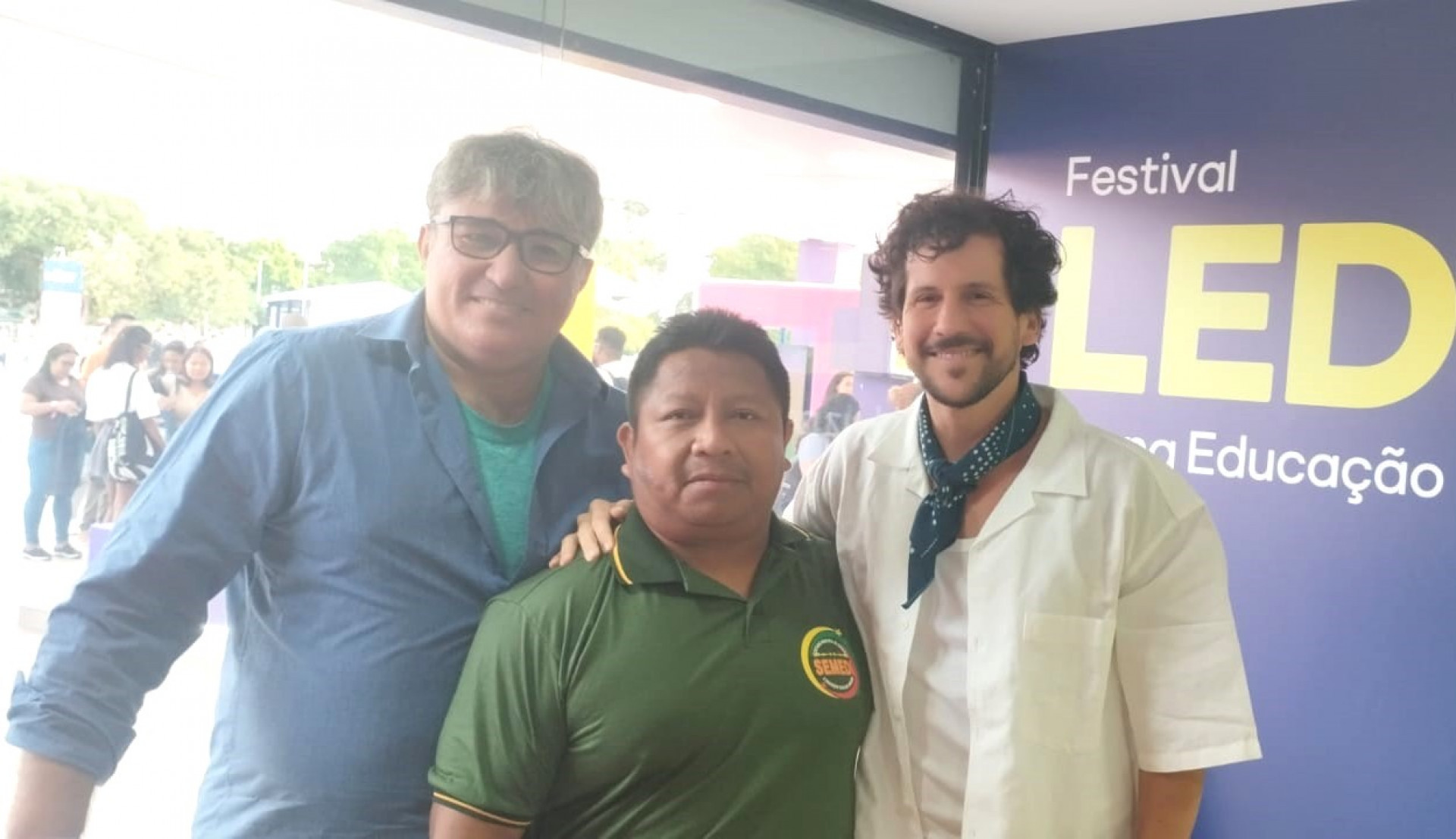 Jo&atilde;o Braga, o professor Dzoodzo Baniwa e o mediador Kaio durante o Festival Led - Divulga&ccedil;&atilde;o / PMBR