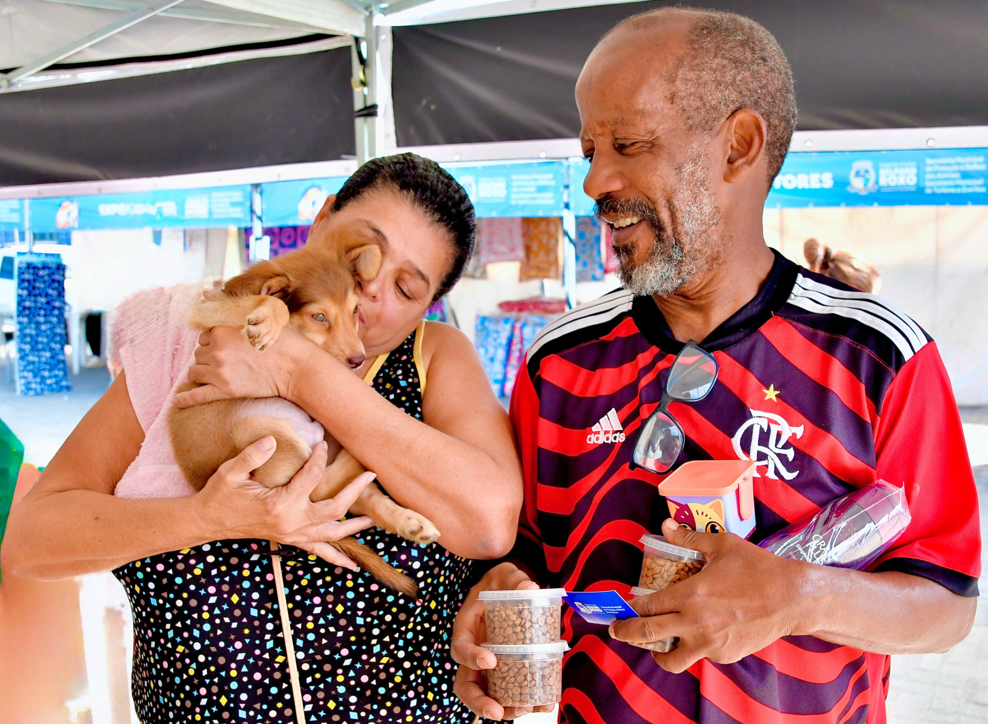 O casal Nilson do Nascimento e D&eacute;bora Rodrigues buscou o "Dia de Pet" para adotar um novo c&atilde;ozinho - Jeovani Santos / PMBR