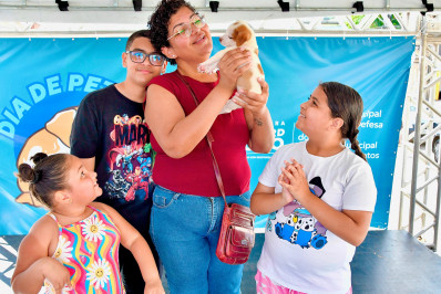 Dia de Pet levou serviços gratuitos com adoção na Praça do Wona