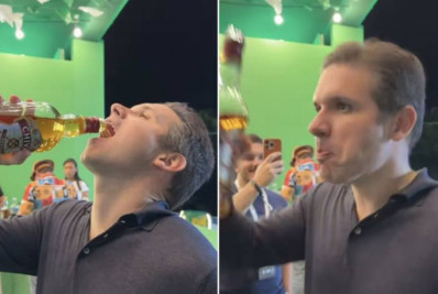 Vídeo: Presidente da Câmara dos Deputados aceita desafio e toma uísque direto da garrafa em festa