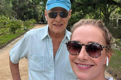 Chico Buarque reaparece em foto após passar por cirurgia no crânio