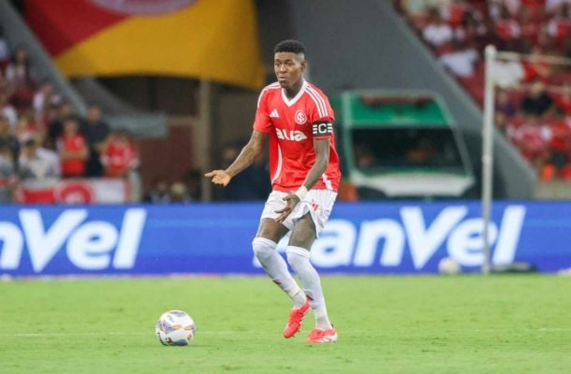 Vit&atilde;o ser&aacute; desfalque do Inter em dois jogos no Brasileiro ap&oacute;s puni&ccedil;&atilde;o do STJD