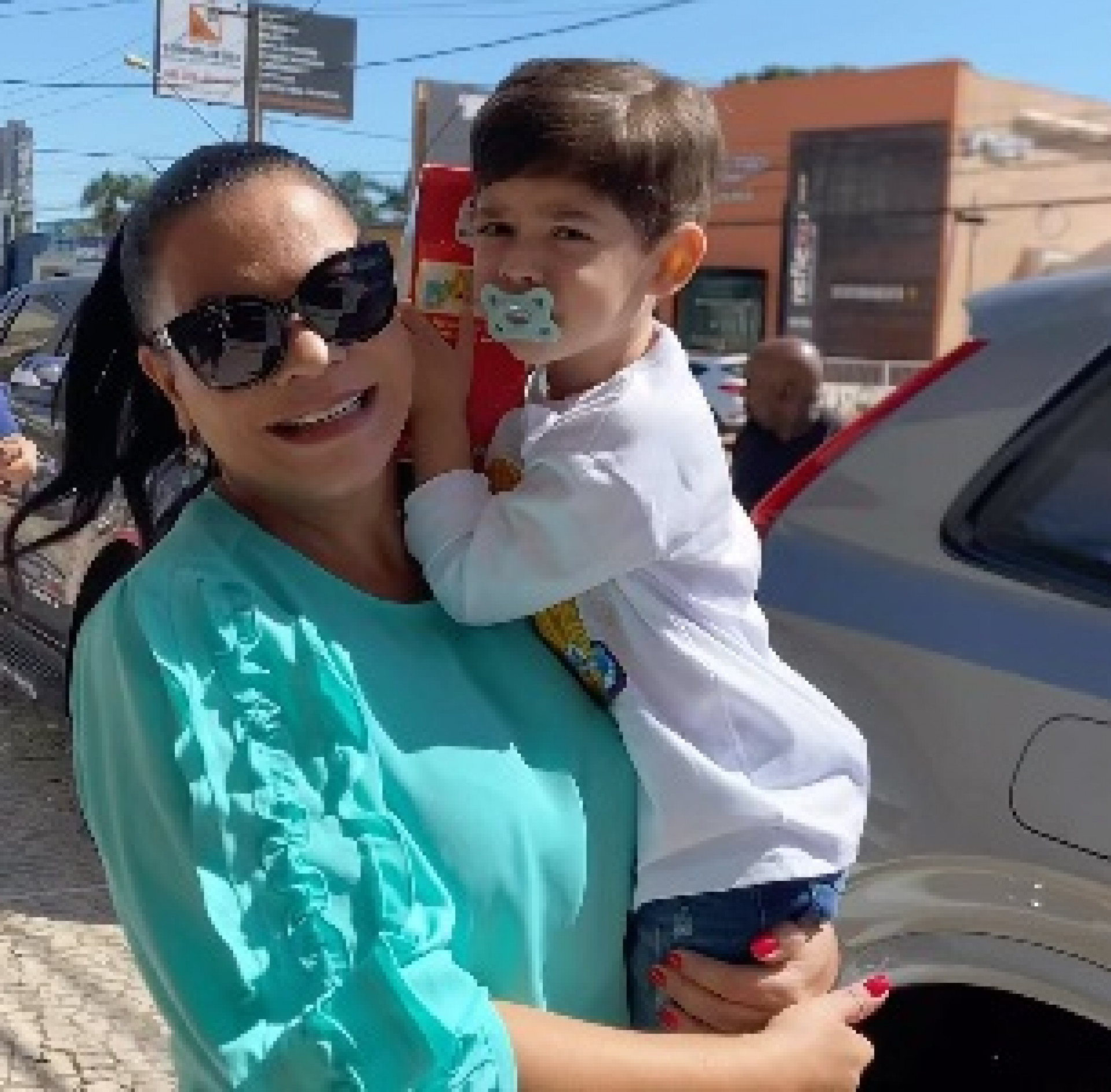 Dona Ruth, mãe de Marília Mendonça, com o neto no colo  - Reprodução/Instagram 