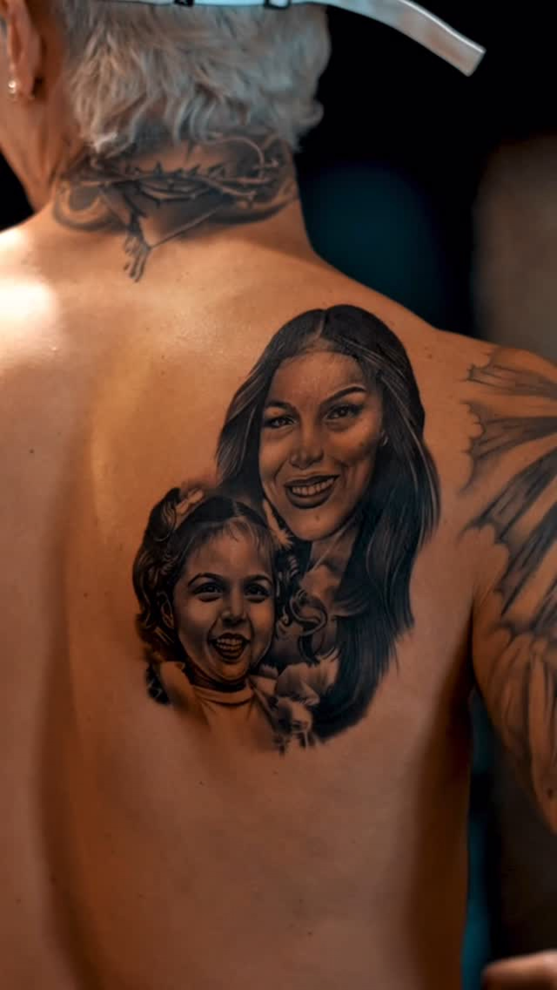 Biel surpreende Tays Reis com tatuagem dos rostos dela e da filha - Reprodução / Instagram 