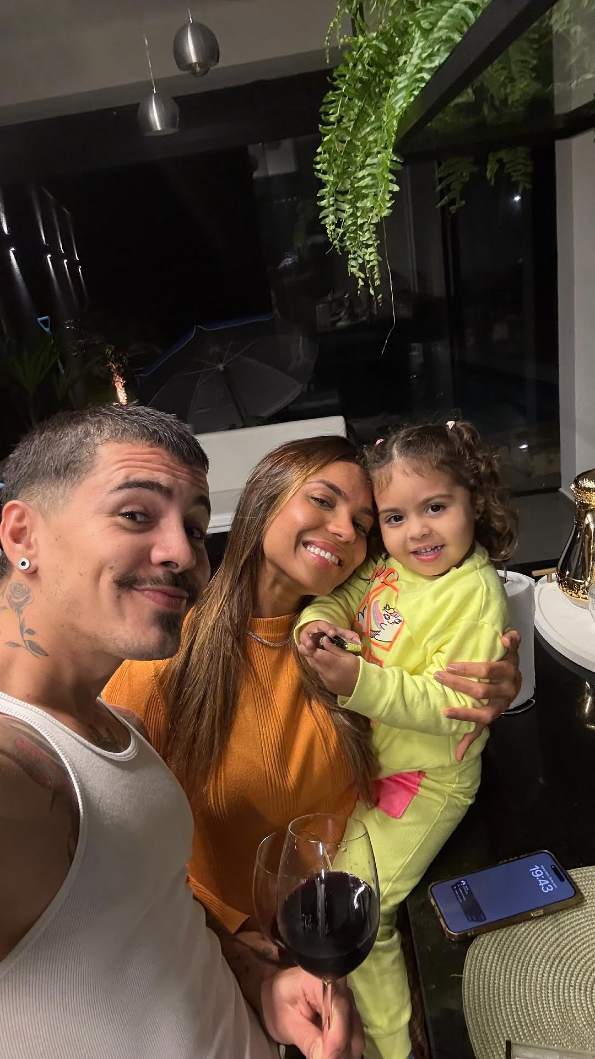Biel, Tays Reis e a filha do casal  - Reprodução / Instagram 