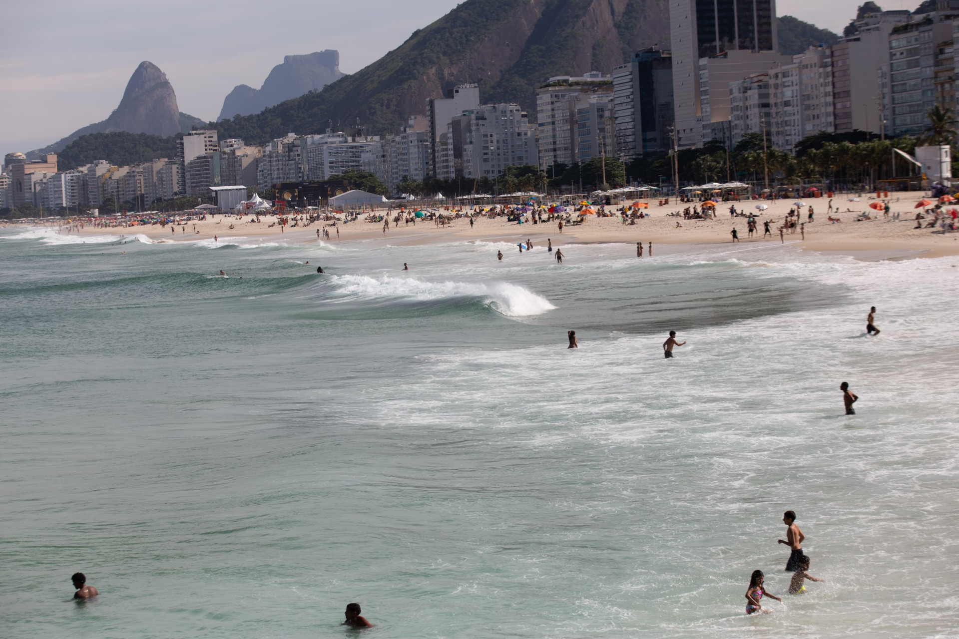 Movimentação na Praia do leme na Zona Sul do Rio de Janeiro nessa segunda-feira (23) - Érica Martin / Agência O Dia