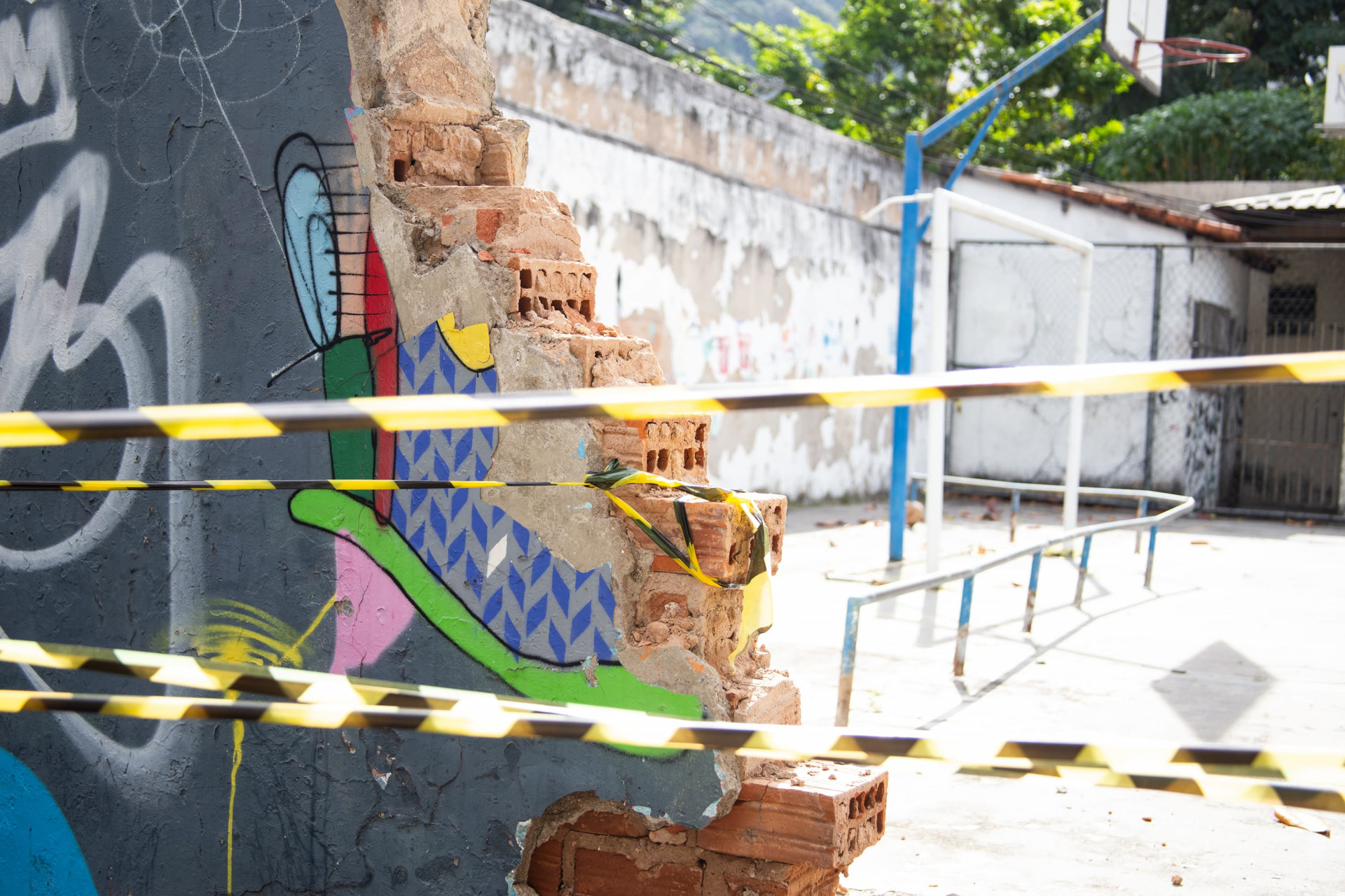 Queda de muro suspendeu aulas no Colégio de Aplicação da UFRJ - Érika Martin/Agência O Dia