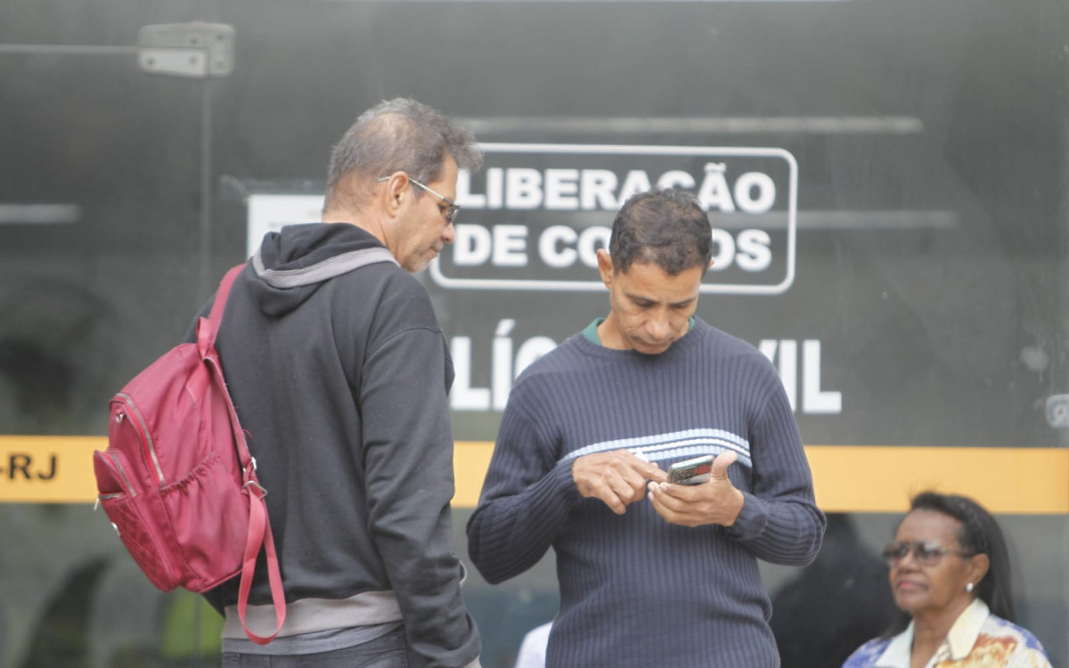 Familiares de Suelen Souza Leite estiveram no IML nesta terça-feira (24)