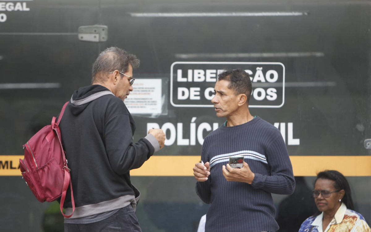 Familiares de Suelen Souza Leite estiveram no IML nesta terça-feira (24)