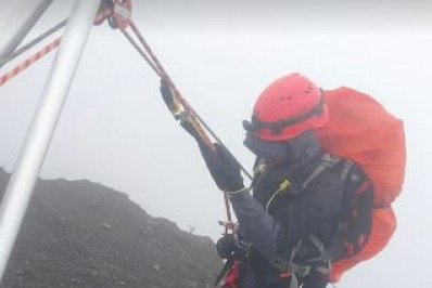 Clima impede uso de helicóptero para resgate de turista que caiu em trilha na Indonésia