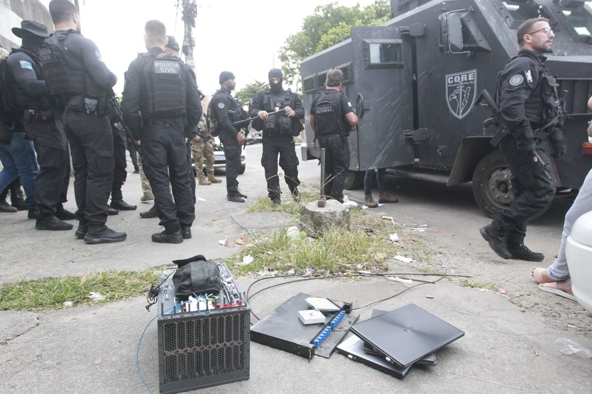 Materiais apreendidos durante operação contra 'gatonet' no Complexo do Alemão - Reginaldo Pimenta/Agência O DIA